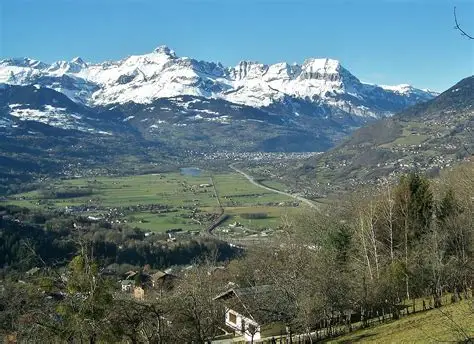 Vue sur la vallée de l’Arve et les montagnes depuis Marnaz – Les 5 Colombes